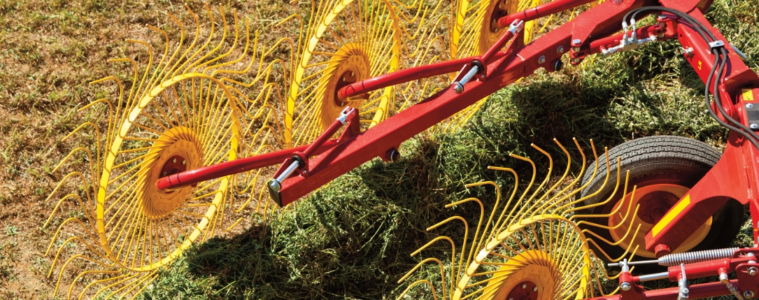 CLEANER RAKING WITH INDEPENDENT RAKE WHEEL FLOTATION